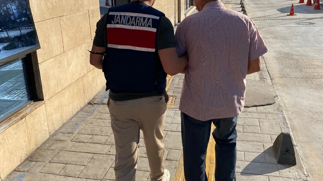 İzmir'de terör örgütlerinin propagandasını yaptıkları iddiasıyla 5 zanlı yakalandı