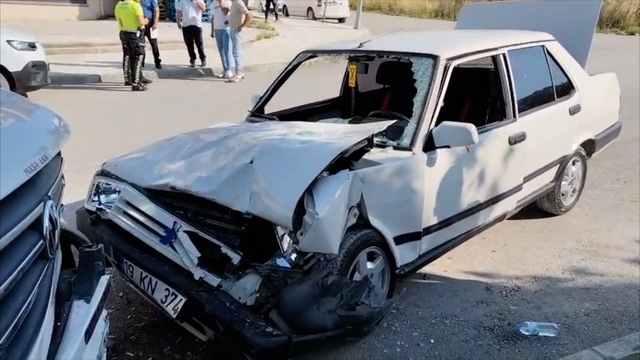 Çorum'da otomobil park halindeki minibüse çarptı, 3 kişi yaralandı