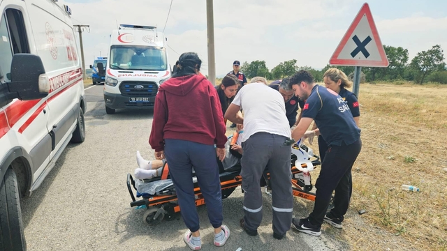 Balıkesir'de devrilen motosikletteki 3 kişi yaralandı