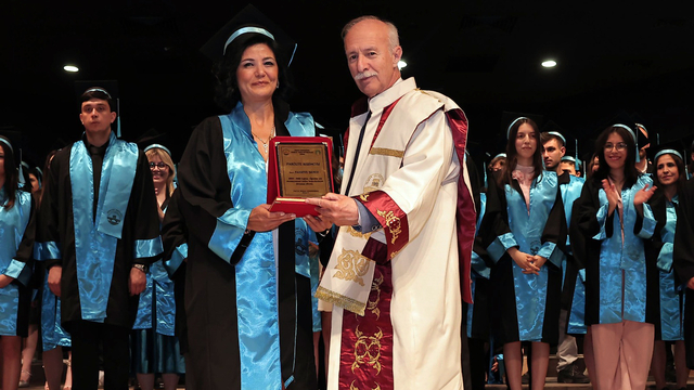 İki çocuk annesi, Bulgarca öğrenmek için girdiği fakültede bölüm birincisi oldu