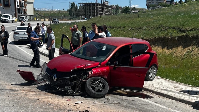 Bayburt'ta kamyon ve otomobilin çarpıştığı kazada 4 kişi yaralandı