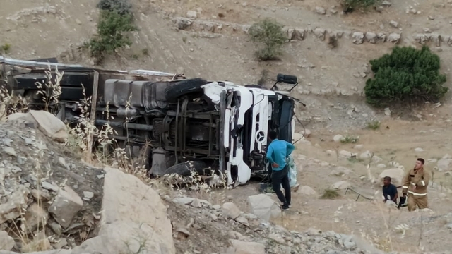 Şırnak'ta şarampole devrilen tırın sürücüsü ağır yaralandı