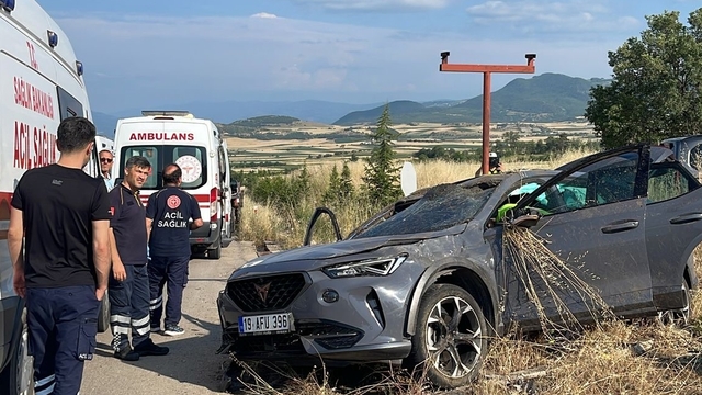 Tokat'ta devrilen otomobildeki 3 kişi yaralandı