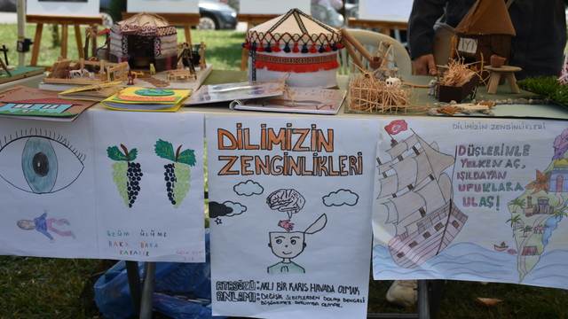 Sakarya'da "Dilimizin Zenginlikleri Projesi" kapsamında açılan sergi renkli görüntülere sahne oldu