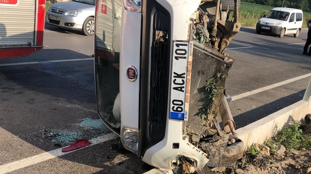 Tokat'ta devrilen hafif ticari araçtaki 4 kişi yaralandı