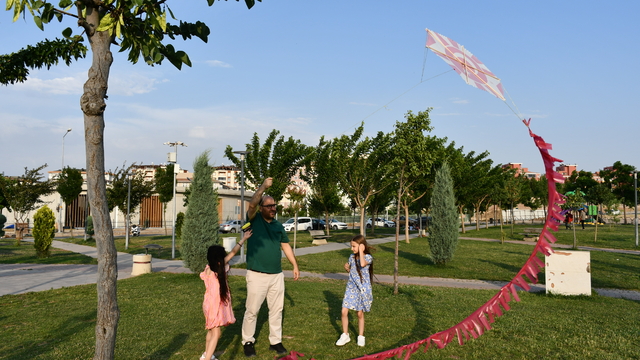 Batman'da çocuklar Türk Kızılay'ın uçurtma şenliğinde bir araya geldi