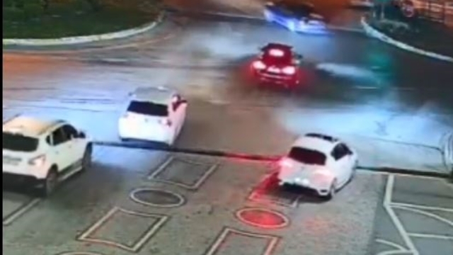 Otomobilin çarptığı motosikletli yaralandı; kaza kamerada