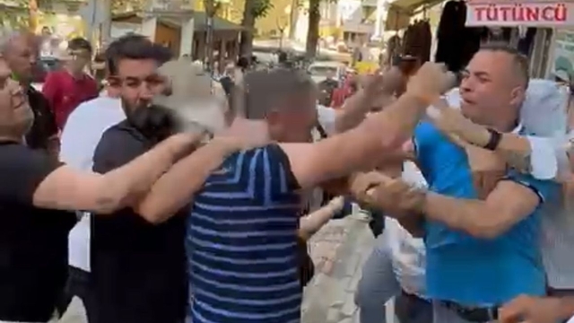 Boşanan çift ile yakınları arasındaki kavga kamerada