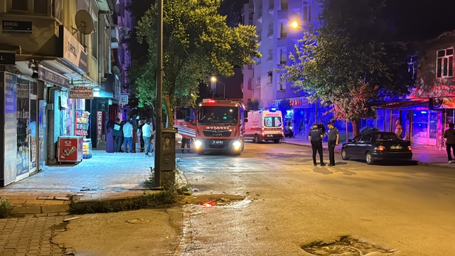 Elazığ'da apartmanda çıkan yangında 2 kişi dumandan etkilendi