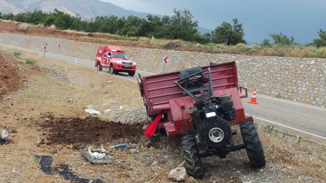 Malatya'da devrilen tarım aracındaki bir kişi hayatını kaybetti