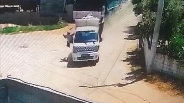 Aydın'da çöp aracından düşen işçi ağır yaralandı; o anlar kamerada