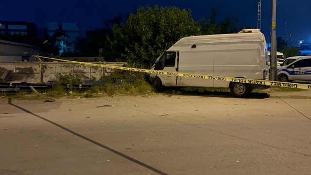 Hatay'da otobüsle çarpışan hafif ticari aracın sürücüsü yaralandı