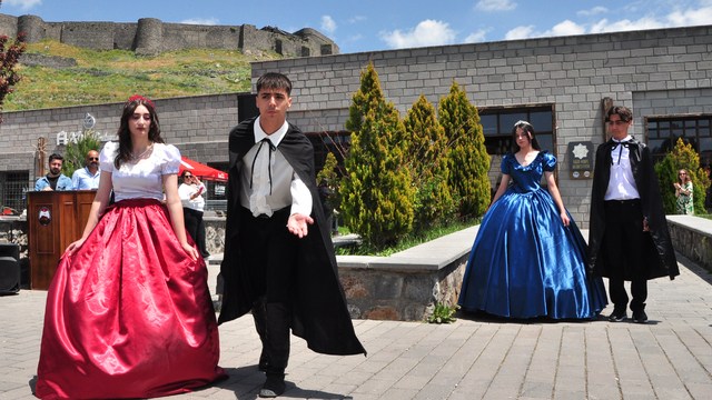 Liseliler, yıl boyu okudukları romanların karakterlerini canlandırdı