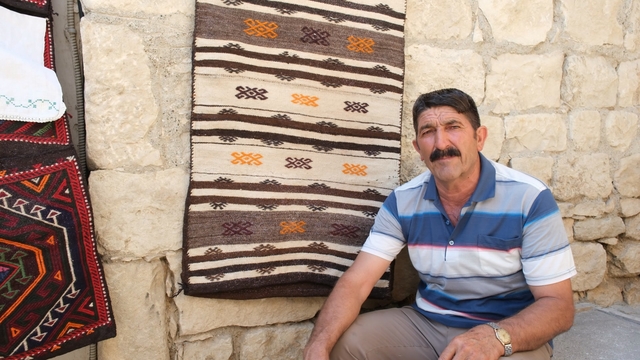 Evinin bahçesini açık hava müzesine dönüştürdü