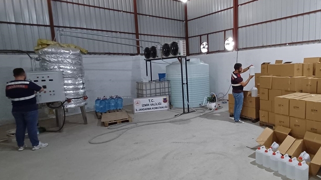 İzmir'de kaçak alkol ürettikleri iddiasıyla 4 kişi yakalandı