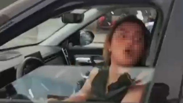 Otomobiliyle motosikletine çarptığı kuryenin kaskını ezip küfrederek, kaçtı