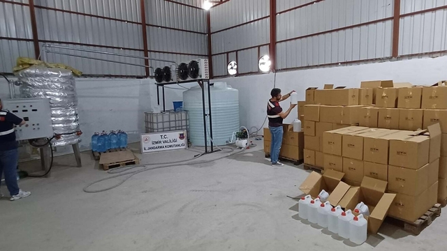 İzmir'de jandarmadan sahte içki üretim deposuna operasyon