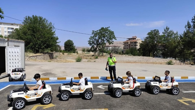 Batman'da anaokulu öğrencilerine trafik eğitimi verildi