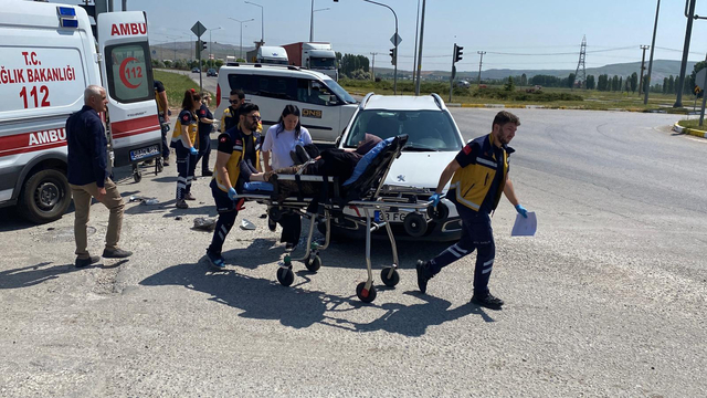 Sivas'ta hasta taşıyan ambulansla otomobilin çarpıştığı kazada 5 kişi yaralandı