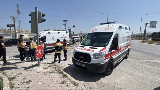 Hasta taşıyan ambulansla otomobil çarpıştı: 2'si sağlık personeli, 5 yaralı