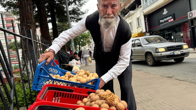 'Cevizci Dede' çalışma azmiyle gençlere örnek oluyor