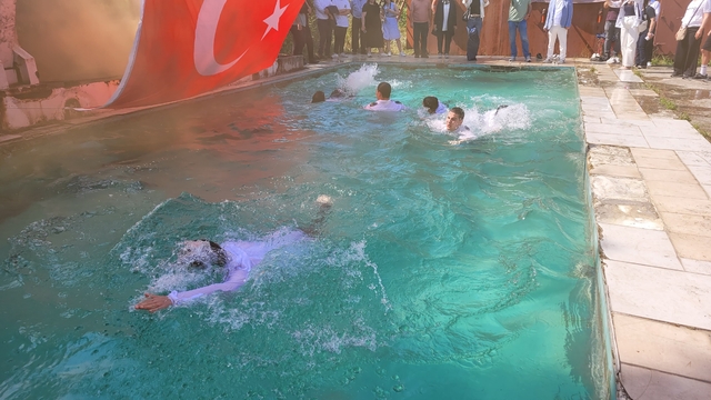 Samsun'da denizcilik lisesi öğrencileri mezuniyeti havuza atlayarak kutladı