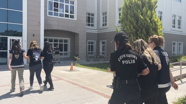 Burdur'da bir kadının evinde bıçaklanarak öldürülmesine ilişkin yakalanan 4 şüpheli adliyede