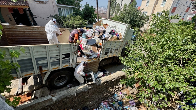 Kocaeli'de dubleks daireden kamyonlar dolusu çöp çıkarıldı