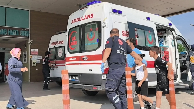 Kumbarasını açmak istediği bıçak elinden kayınca dilinden yaralandı