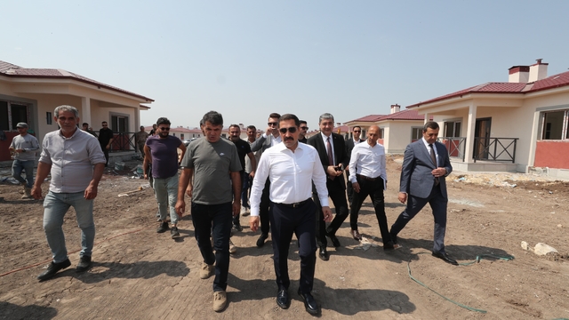 Vali Masatlı, yapımı devam eden köy evlerini inceledi