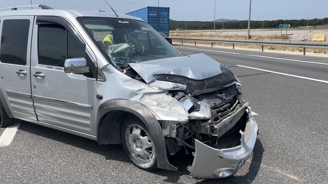 Hafif ticari araç bariyere çarptı; 3 yaralı