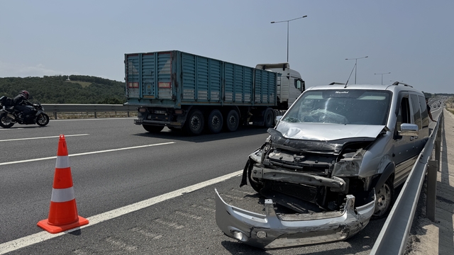 Kuzey Marmara Otoyolu'nda bariyere çarpan hafif ticari araçtaki 3 kişi yaralandı