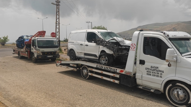 Bitlis'te otomobil ile hafif ticari araç çarpıştı, 2 kişi öldü, 1 kişi yaralandı