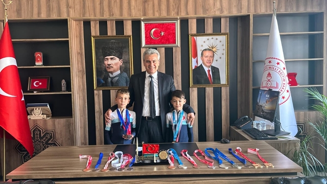 Pistlerin şampiyon kardeşleri, Derince İlçe Milli Eğitim Müdürü Erin'i ziyaret etti