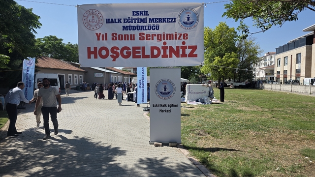 Eskil ilçesinde kursiyerler yıl sonu sergisi açtı