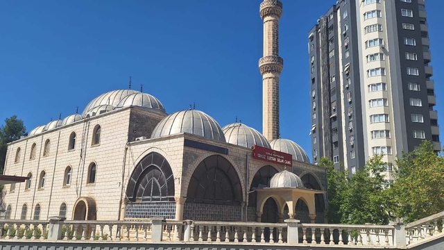 Tarsus'ta hasarlı caminin elektrik kabloları ile ses sistemi çalındı