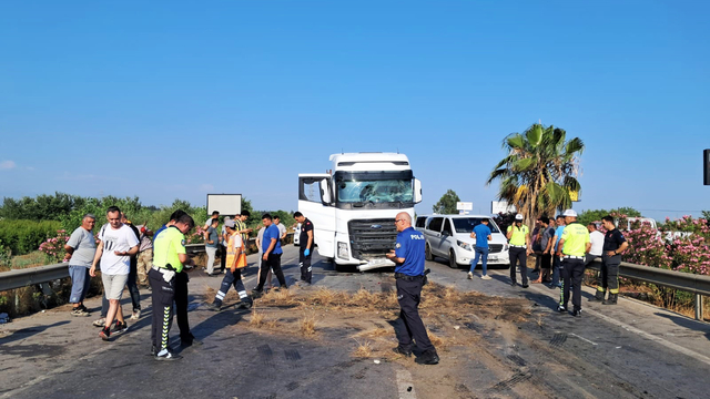 Kazaya karışan minibüsteki turistler, havalimanına gitmek için çevredekilerden yardım istedi