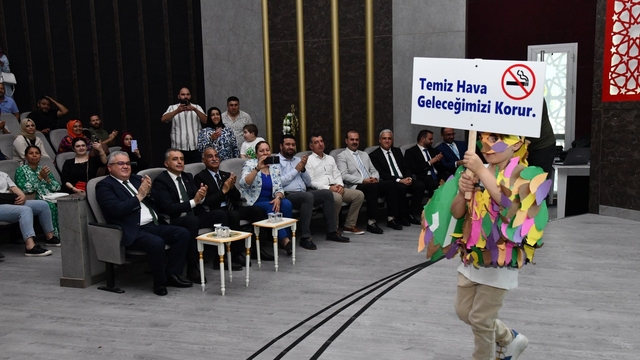 Osmaniye'de anaokulu öğrencilerinden "geri dönüşüm defilesi"