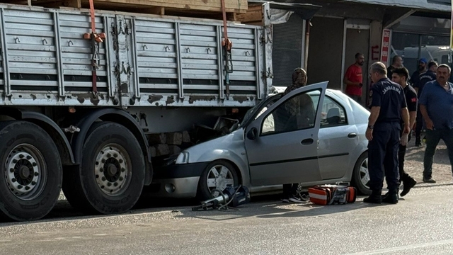 Adana'da tıra arkadan çarpan otomobildeki 1 kişi öldü, 1 kişi yaralandı