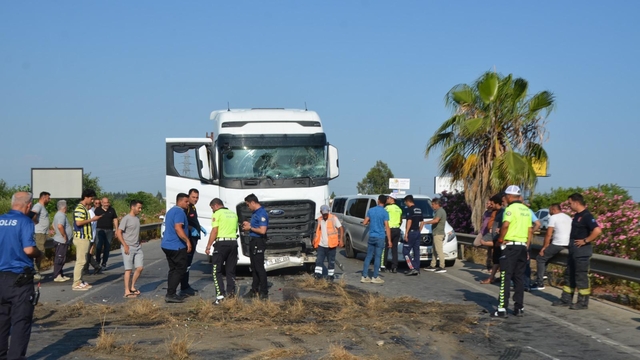 Antalya'da zincirleme kazada 4 kişi yaralandı