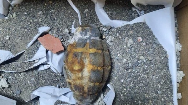 Ardahan'da kazı çalışmalarında bulunan el bombası imha edildi