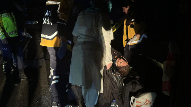 Bolu'da yolcu minibüsü, kamyona çarptı; 16 yaralı