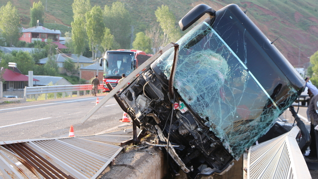 Bingöl'de yan yatan otobüsteki 3 kişi ağır yaralandı