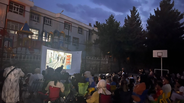 Batman'da öğrenciler açık havada aileleriyle birlikte film izledi