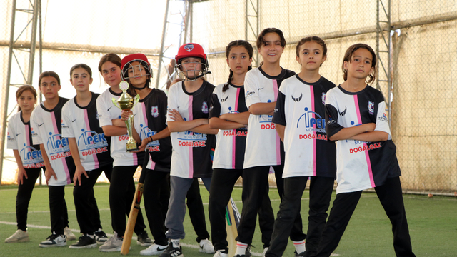 Van'ın Mor Menekşeler Spor Kulübü'nün kızları, krikette Türkiye şampiyonu