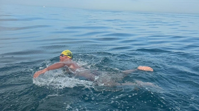 Otizmli ultra maraton yüzücüsü Tuna, Manş Denizi geçişinde 8 saati geride bıraktı