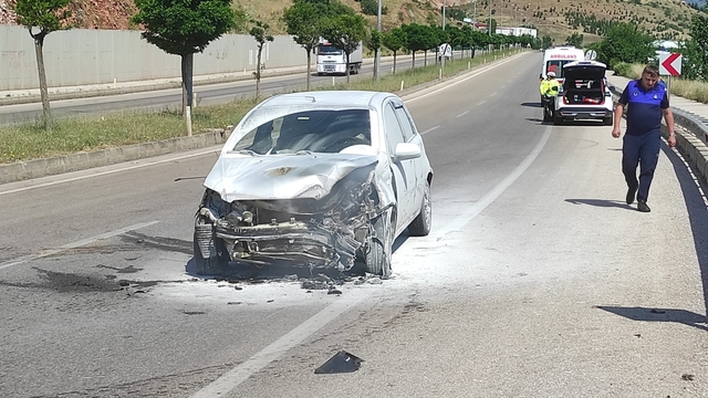 Tokat'ta otomobilin elektrik direğine çarpması sonucu 3 kişi yaralandı