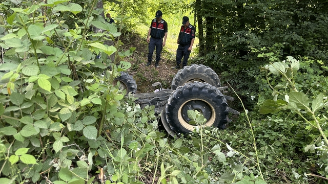 Sakarya'da devrilen traktörün altında kalan kadın öldü