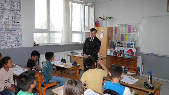 Başkale Kaymakamı Erdoğan, okulları ziyaret etti