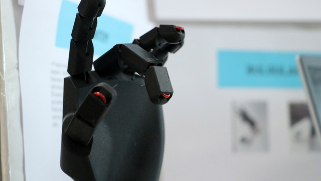 Tekirdağ'da lise öğrencileri engelliler için robot el geliştirdi